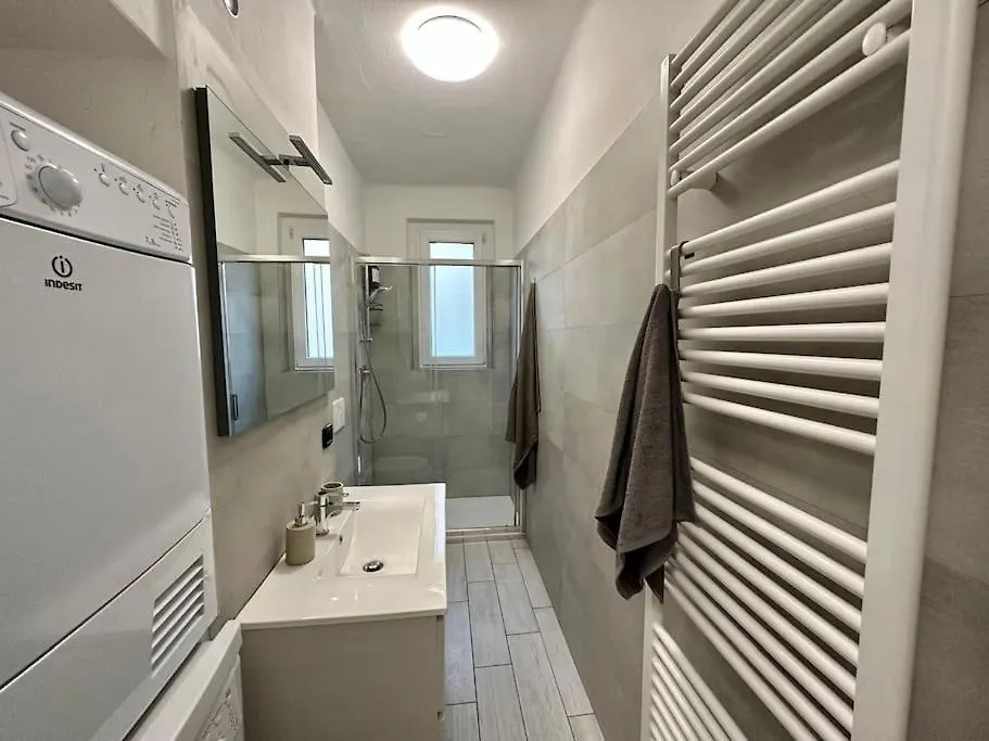 La Casa Gialla Di Valentina Bellano 0*,  Italië